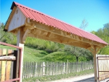 Produse din lemn pentru amenajari exterioare - acoperis in doua ape pentru poarta
